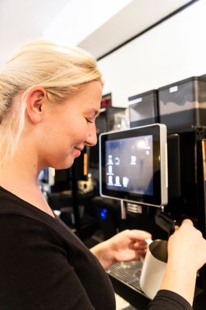Mitarbeiterin bei der Kaffezubereitung