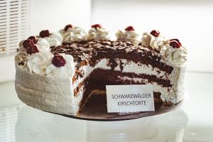 Schwarzwälder Kirschtorte mit Schild