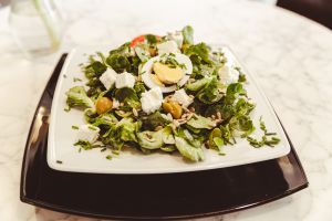 Feldsalat mit Ei, Oliven und Schafskäse