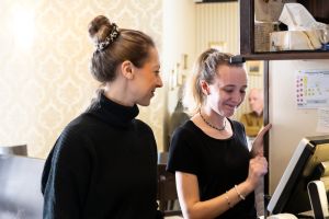 Zwei Mitarbeiterinnen an der Kasse