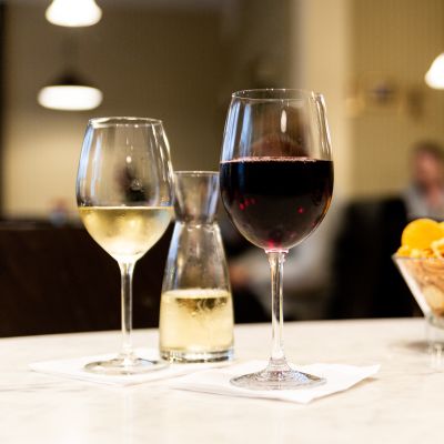 Rot- und Weißwein im Glas
