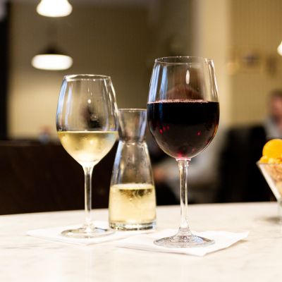 Rot- und Weißwein im Glas
