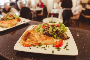 Quiche mit Salt, angerichtet auf einem Teller.