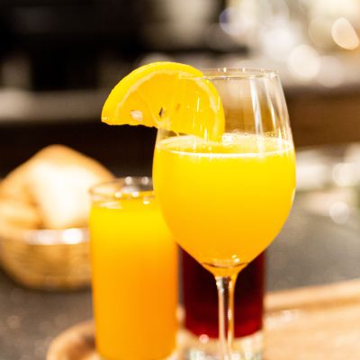 Gläser mit fruchtigen Getränken