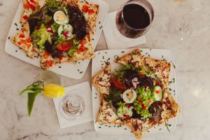 Salat umrandet mit warm belegten Toastecken