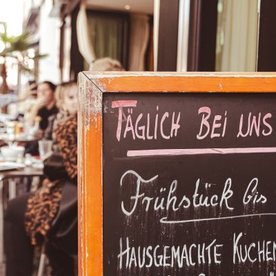 Tafel mit Frühstücksangebot