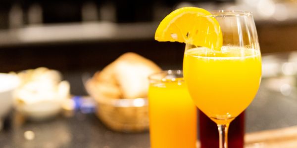 Gläser mit fruchtigen Getränken